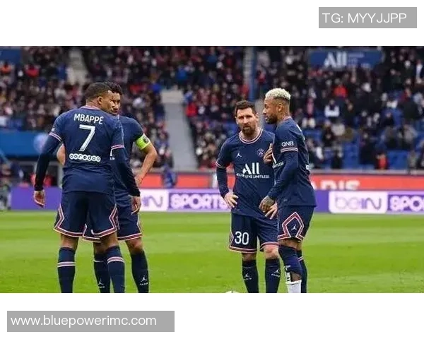 意甲激战：巴黎圣日耳曼大胜那不勒斯红牌事件引发全场热议与战术分析